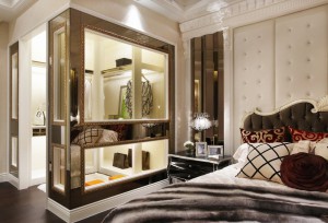 主臥更衣間-備有更衣空間的主臥房內，茶鏡的框型運用打造出展示櫥窗般的精美。